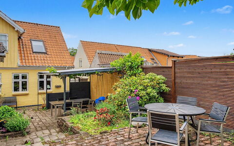 Noreen - 500M from the Sea: Hus, Busk, Boligområde, Hjem, Tag, Blomsterkrukke, Dør, Sommerhus, Have, Gård