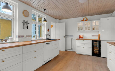Noreen - 500M from the Sea: Gulvbelægning, Træ, Cabinetry, Trægulve, Etage, Indretning, Køkken, Hjem, Countertop, Skuffe