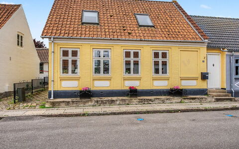 Noreen - 500M from the Sea: Væg, Vindue, Bygning, Hus, Facade, Arkitektur, Tag, Hjem, Dør, Boligområde