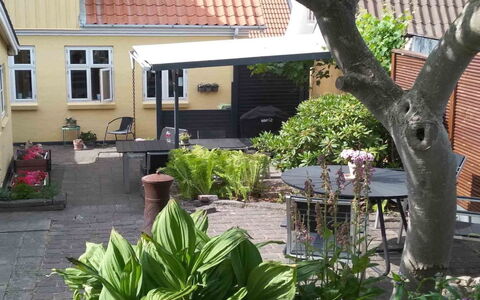 Noreen - 500M from the Sea: Blomsterkrukke, Busk, Have, Stueplante, Gård, Skygge, Backyard, Gårdsplads, Udendørs Møbler