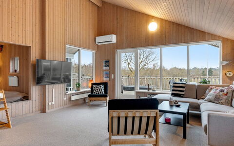 Filisha - 200M from the Sea: Indretning, Træ, Loft, Møbel, Couch, Gulvbelægning, Stue, Etage, Værelse, Lysarmatur