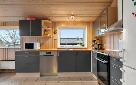 Filisha - 200M from the Sea: Køkken, Køkken Apparat, Countertop, Træ, Større Bandage, Cabinetry, Gulvbelægning, Indretning, Loft, Møbel