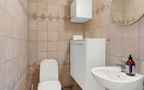 Filisha - 200M from the Sea: Toiletbræt, Badeværelse, Toilet, Gulvbelægning, Sanitærarmatur, Væg, Etage, Håndvask, Indretning, Flise