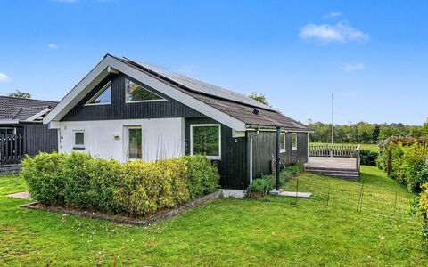 Filisha - 200M from the Sea: Hus, Tag, Hjem, Sommerhus, Estate, Landscaping, Lawn, Have, Stuehus, Gård