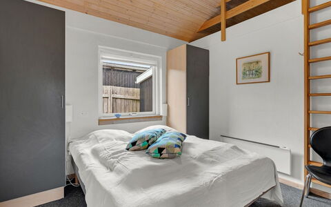 Filisha - 200M from the Sea: Væg, Indretning, Soveværelse, Gulvbelægning, Træ, Loft, Seng, Etage, Værelse, Sengetøj