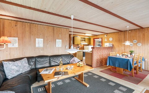 Samine - 1.2Km from the Sea: Træ, Indretning, Loft, Møbel, Gulvbelægning, Etage, Værelse, Hjem, Couch, Stue