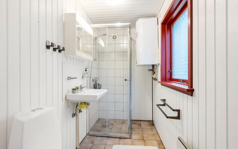 Samine - 1.2Km from the Sea: Sanitærarmatur, Træ, Gulvbelægning, Etage, Badeværelsesvask, Badeværelse, Håndvask, Tap, Vvs, Loft