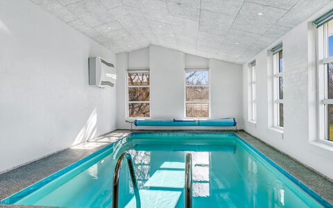 Galmand - 75M to the Fjord: Blå, Svømmepøl, Etage, Gulvbelægning, Loft, Kompositmateriale, Dagslys, Design, Trappe, Udvej