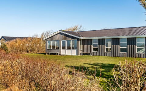 Galmand - 75M to the Fjord: Blå, Busk, Sommerhus, Bunddække, Have, Estate, Skygge, Landscaping, Stuehus, Eco Hotel