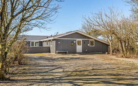 Galmand - 75M to the Fjord: Blå, Busk, Sommerhus, Bunddække, Have, Estate, Skygge, Landscaping, Stuehus, Eco Hotel