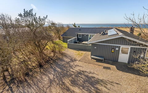 Galmand - 75M to the Fjord: Blå, Busk, Sommerhus, Bunddække, Have, Estate, Skygge, Landscaping, Stuehus, Eco Hotel