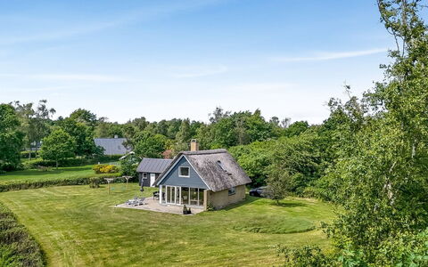 Ellanora - 50M from the Sea: Svømmepøl, Udendørs Møbler, Møbel, Udvej, Flise, Eco Hotel, Skygge, Stol, Fritid, Estate