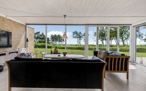 Ellanora - 50M from the Sea: Svømmepøl, Udendørs Møbler, Møbel, Udvej, Flise, Eco Hotel, Skygge, Stol, Fritid, Estate