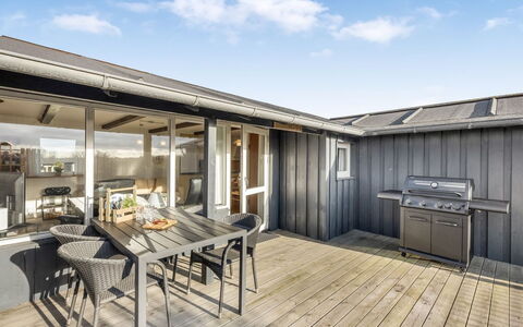 Pihla - 150M from the Sea: Møbel, Udendørs Møbler, Bordservice, Bord, Drinkware, Stol, Udendørs Bord, Mad, Flaske