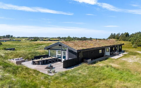 Virpi - 1.1Km from the Sea: Møbel, Træ, Indretning, Gulvbelægning, Etage, Stol, Værelse, Loft, Stue, Lejlighed