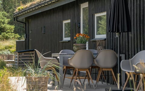 Virpi - 1.1Km from the Sea: Møbel, Træ, Indretning, Gulvbelægning, Etage, Stol, Værelse, Loft, Stue, Lejlighed