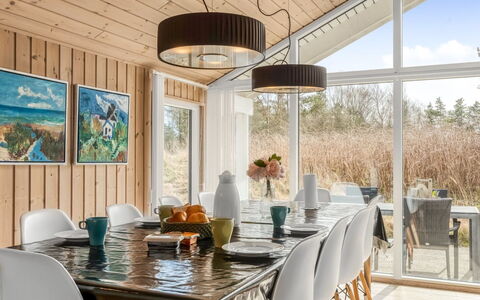 Botwith - 2.8Km from the Sea: Indretning, Møbel, Træ, Loft, Køkken & Spisebord, Lysarmatur, Gulvbelægning, Spisestue, Stol, Bord