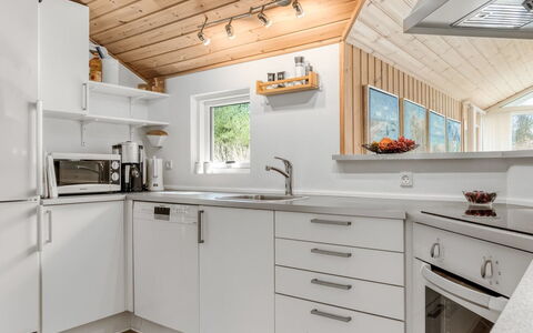 Botwith - 2.8Km from the Sea: Køkken, Køkken Apparat, Countertop, Indretning, Større Bandage, Træ, Gulvbelægning, Loft, Cabinetry, Husholdningsapparat