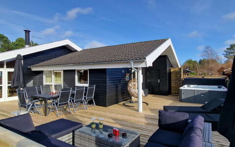 Alisa - 1.9Km from the Sea: Boligområde, Busk, Hus, Hjem, Have, Estate, Skygge, Landscaping, Lawn