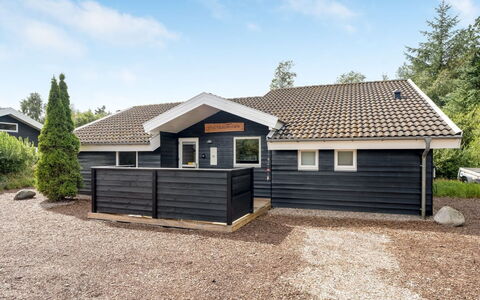 Alisa - 1.9Km from the Sea: Boligområde, Busk, Hus, Hjem, Have, Estate, Skygge, Landscaping, Lawn