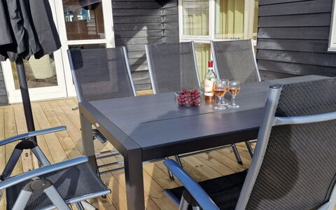 Alisa - 1.9Km from the Sea: Boligområde, Busk, Hus, Hjem, Have, Estate, Skygge, Landscaping, Lawn