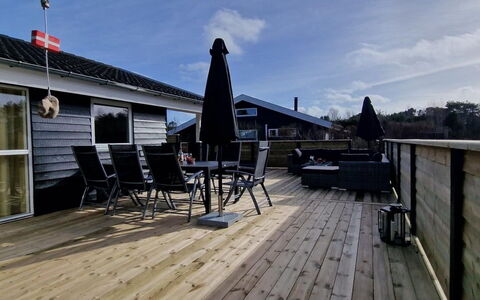 Alisa - 1.9Km from the Sea: Boligområde, Busk, Hus, Hjem, Have, Estate, Skygge, Landscaping, Lawn