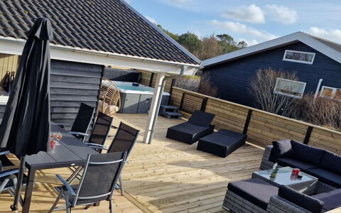 Alisa - 1.9Km from the Sea: Boligområde, Busk, Hus, Hjem, Have, Estate, Skygge, Landscaping, Lawn
