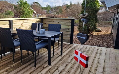 Alisa - 1.9Km from the Sea: Boligområde, Busk, Hus, Hjem, Have, Estate, Skygge, Landscaping, Lawn
