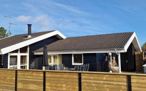 Alisa - 1.9Km from the Sea: Boligområde, Busk, Hus, Hjem, Have, Estate, Skygge, Landscaping, Lawn