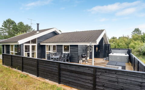 Alisa - 1.9Km from the Sea: Boligområde, Busk, Hus, Hjem, Have, Estate, Skygge, Landscaping, Lawn