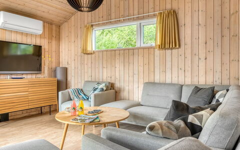 Alisa - 1.9Km from the Sea: Indretning, Gulvbelægning, Træ, Møbel, Etage, Loft, Stue, Couch, Belysning, Værelse