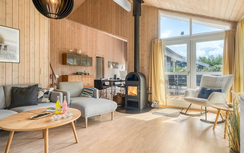 Alisa - 1.9Km from the Sea: Træ, Indretning, Gulvbelægning, Loft, Etage, Stue, Trægulve, Værelse, Møbel, Hårdttræ
