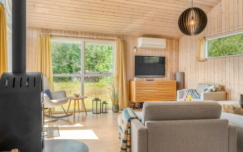 Alisa - 1.9Km from the Sea: Gulvbelægning, Træ, Indretning, Møbel, Etage, Couch, Stue, Trægulve, Loft, Værelse