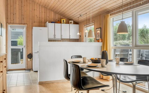 Alisa - 1.9Km from the Sea: Møbel, Indretning, Køkken, Gulvbelægning, Træ, Countertop, Loft, Etage, Lysarmatur, Køkken & Spisebord