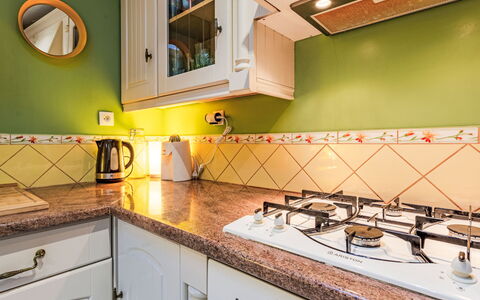 Girofla: Køkken, Countertop, Større Bandage, Indretning, Køkken Apparat, Gulvbelægning, Komfur, Cabinetry, Komfur, Etage