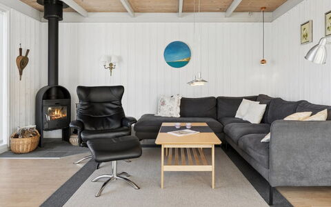 Selinda - 250M from the Sea: Træ, Møbel, Gulvbelægning, Stue, Indretning, Couch, Etage, Hjem, Værelse