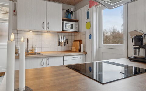 Selinda - 250M from the Sea: Køkken, Countertop, Køkken Apparat, Indretning, Gulvbelægning, Træ, Større Bandage, Loft, Møbel, Etage