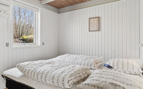 Selinda - 250M from the Sea: Soveværelse, Seng, Træ, Sengetøj, Sengetøj, Indretning, Etage, Loft, Gulvbelægning, Bed Frame