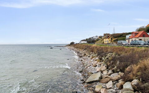 Selinda - 250M from the Sea: Møbel, Træ, Indretning, Gulvbelægning, Etage, Stol, Værelse, Loft, Stue, Lejlighed