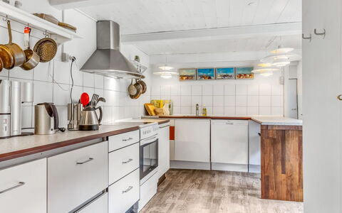 Jouni - 18Km from the Sea: Køkken, Køkken Apparat, Gulvbelægning, Countertop, Større Bandage, Træ, Indretning, Loft, Cabinetry, Etage