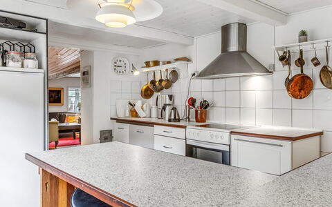 Jouni - 18Km from the Sea: Køkken, Countertop, Indretning, Gulvbelægning, Køkken Apparat, Loft, Cabinetry, Træ, Lysarmatur, Møbel
