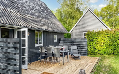 Tomassine: Tag, Sommerhus, Hjem, Sidespor, Have, Skygge, Garden Bygninger, Backyard, Lawn, Gård