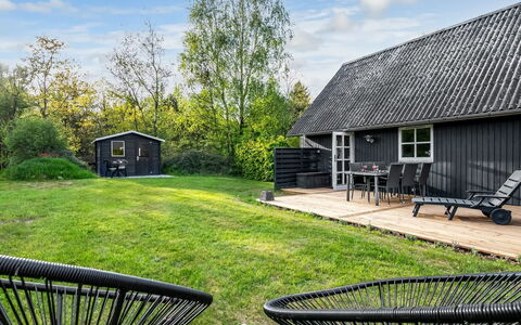 Tomassine: Græs, Tag, Land Lot, Hjem, Sommerhus, Have, Lawn, Bunddække, Backyard, Udendørs Møbler
