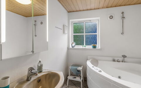 Tomassine: Sanitærarmatur, Indretning, Gulvbelægning, Badeværelse, Loft, Træ, Etage, Tap, Badekar, Vvs