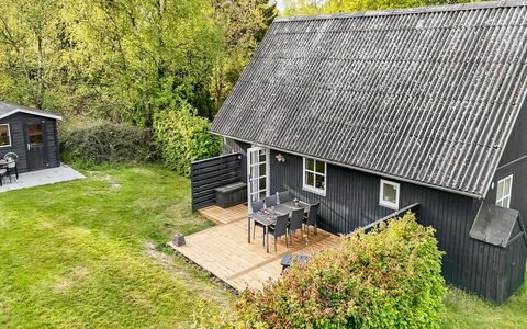 Tomassine: Tag, Hus, Sommerhus, Sidespor, Lawn, Garden Bygninger, Have, Skur, Stuehus, Gård
