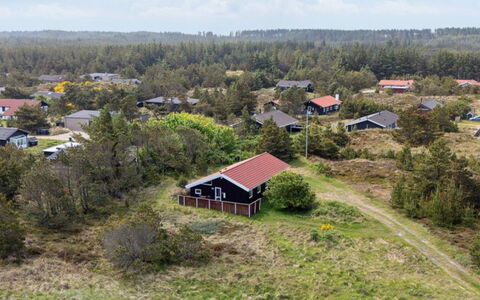 Ljuben - 1.1Km from the Sea: Boligområde, Busk, Hus, Hjem, Have, Estate, Skygge, Landscaping, Lawn