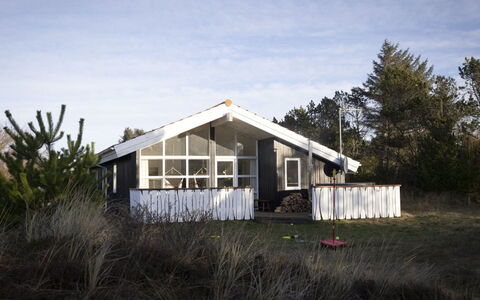Ljuben - 1.1Km from the Sea: Boligområde, Busk, Hus, Hjem, Have, Estate, Skygge, Landscaping, Lawn