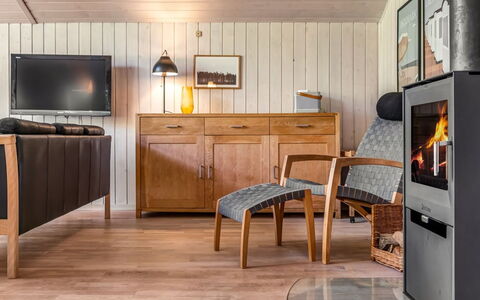 Josef - 1.2Km from the Sea: Møbel, Gulvbelægning, Indretning, Etage, Trægulve, Træ, Stue, Laminat Gulv, Couch, Værelse