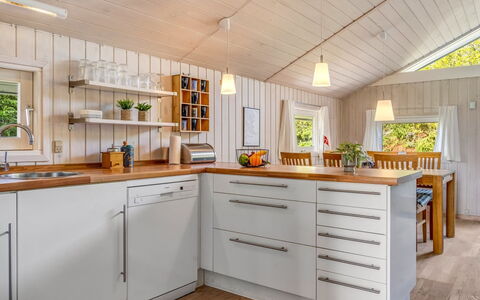 Josef - 1.2Km from the Sea: Køkken, Gulvbelægning, Køkken Apparat, Countertop, Indretning, Træ, Møbel, Loft, Cabinetry, Etage