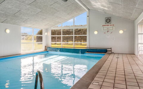 Josef - 1.2Km from the Sea: Gulvbelægning, Svømmepøl, Loft, Etage, Udvej, Kompositmateriale, Hotel, Design, Dagslys, Flise